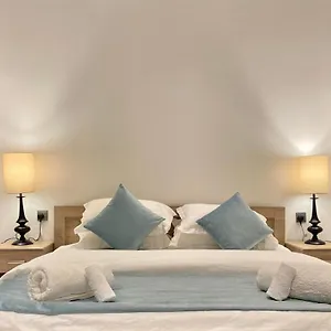 spacious-new-2-bedroom-apt-in-amazing-location.hotelsriyadh.net/